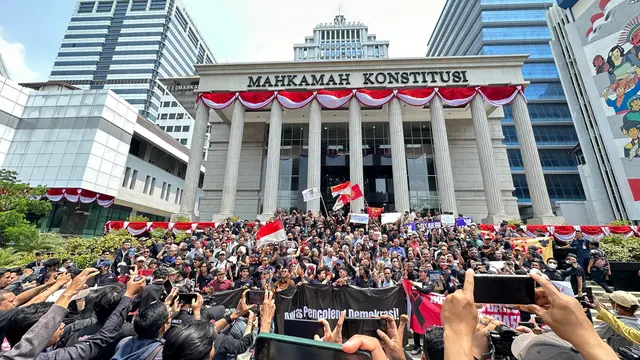 Massa aksi unjuk rasa di Gedung Mahkamah Konstitusi (MK), Jakarta Pusat, menyudahi demonstrasi.