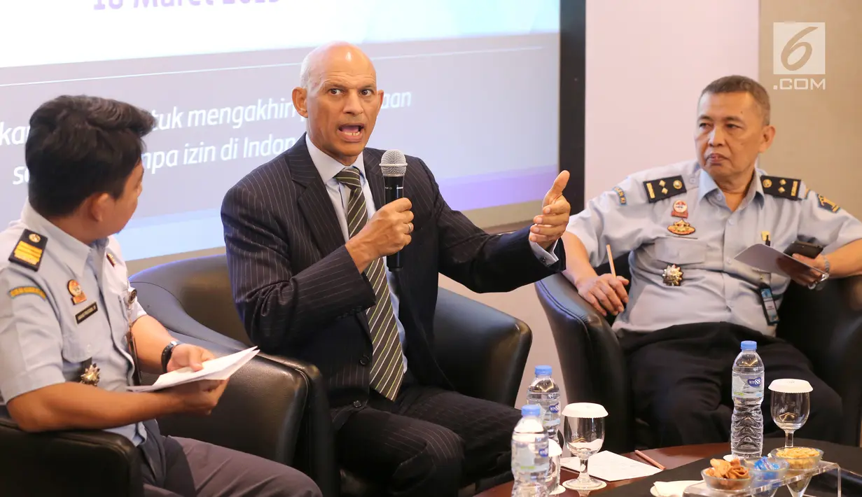 Senior Director BSA Tarun Sawney (tengah) memberi keterangan pers pada peluncuran kampanye Legalize and Protect di Jakarta, (18/3). Kampanye tersebut untuk mengakhiri penggunaan software tanpa izin oleh perusahaan di Indonesia. (Liputan6.com/Fery Pradolo)