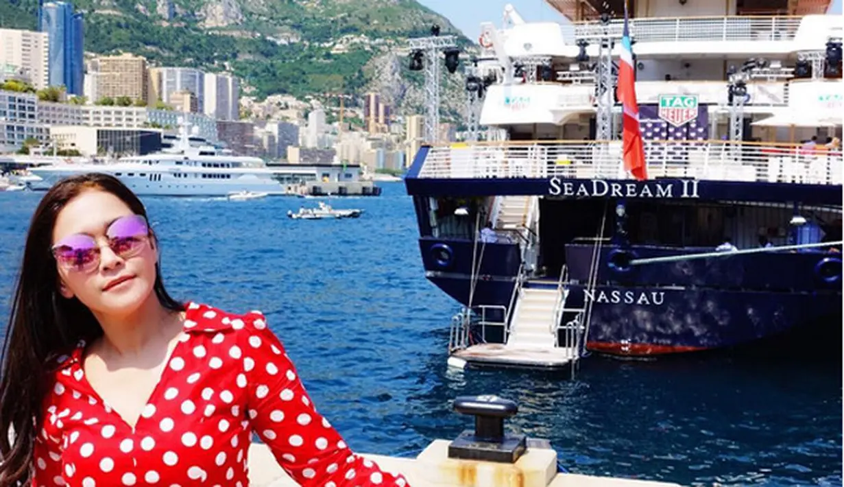 Berbagai reaksi netizen melihat foto Maia dengan bintang film Avengers. Banyak yang memuji ketampanan aktor kelahiran Melbourne, Australia, 11 Agustus 1983. Bahkan, ada yang mengaku hingga mimisan melihat foto tersebut.   (Instagram/maiaestiantyreal)