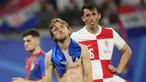 Kapten Kroasia Luka Modric merasa sangat kecewa gagal membawa timnya meraih kemenangan melawan Italia. Kemenangan di depan mata sirna berkat gol pemain Italia Mattia Zaccagni menjelang akhir pertandingan. (AP Photo/Ebrahim Noroozi)