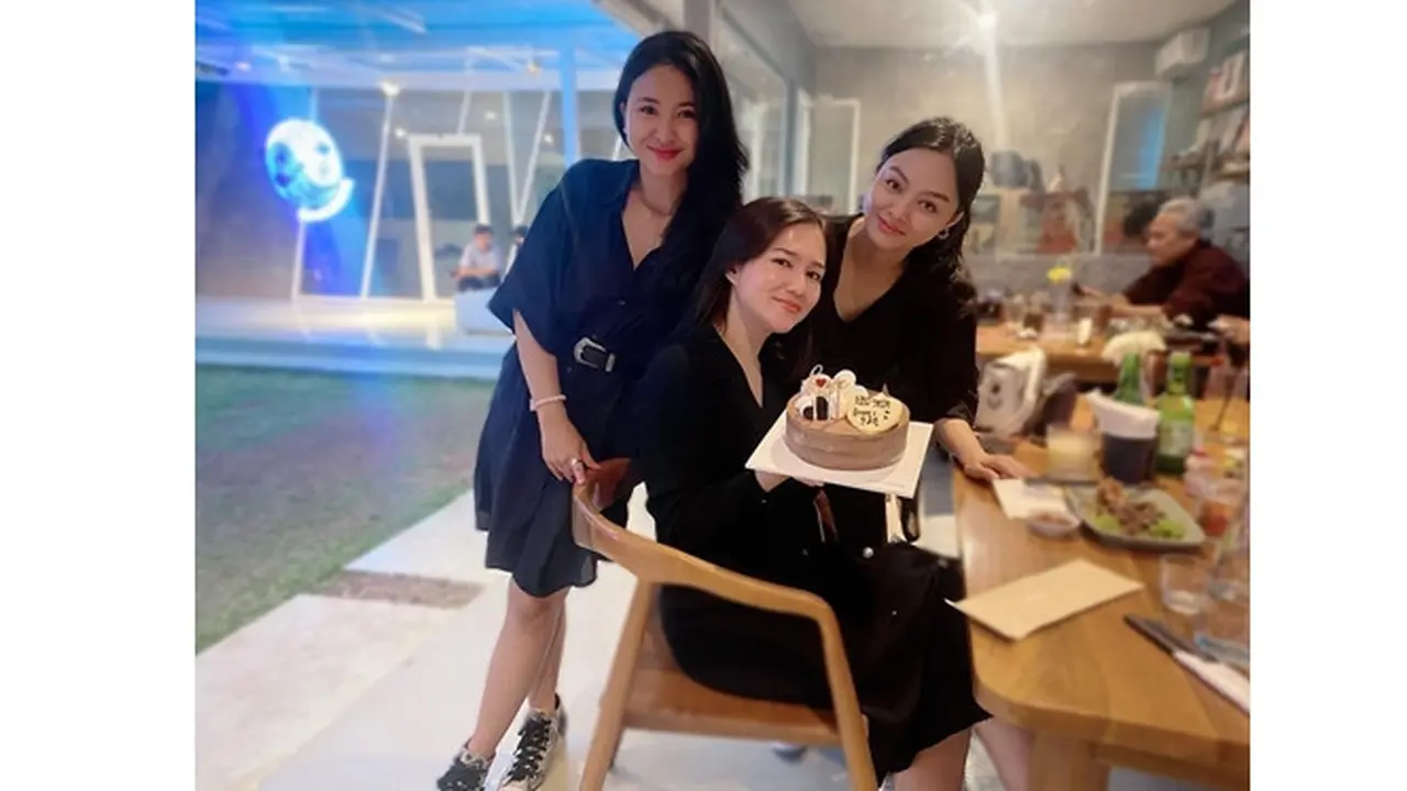6 Potret Persahabatan Masayu Clara dengan Adinda Azani dan Puspa Ritchwary, Kompak