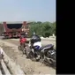 Video truk raksasa yagn sedang gendong grider kereta cepat jadi viral di media sosial. (Tik Tok @dhun_rosemary18)