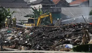 Di Balik Kebakaran Gunungan Sampah Kramat Jati, Ada Pelaku yang Diburu