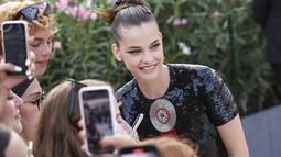 Barbara Palvin berselfie dengan penggemar saat tiba di pemutaran perdana film 'White Noise' dan upacara pembukaan Festival Film Venesia edisi ke-79 di Venesia, Italia, Rabu (31/8/2022). Palvin menonjolkan kecantikannya yang ramping dan tajam dengan eyeliner winger yang sempurna dan sanggul yang apik. (Photo by Vianney Le Caer/Invision/AP)