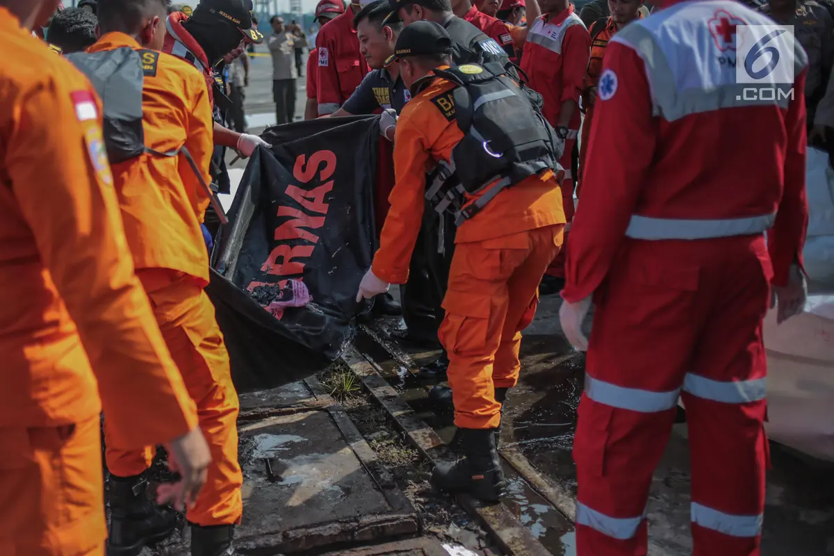 Kantung Jenazah dan Serpihan Lion Air JT 610 Tiba di Tanjung Priok