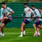 Pemain Spanyol Mikel Merino (kiri) mengambil bagian dalam sesi latihan bersama di Donaueschingen, Jerman, Kamis 27 Juni 2024. (AP Photo/Manu Fernandez)