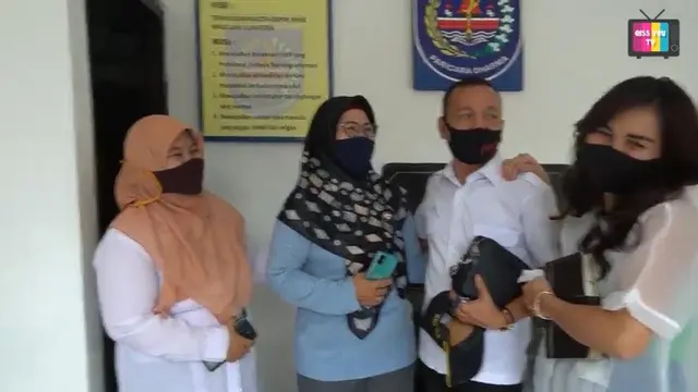 Momen Abdul Rozak Ayah Ayu Ting Ting Pamitan dari Kantor. (Sumber: Youtube/Qiss You TV)