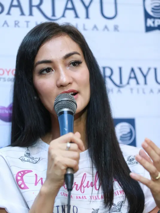 "Bagi kami, bayi tabung itu kan ilmu dari kedokteran yang positif. Kalau memang nantinya harus seperti itu, ya nggak apa-apa. Yang utama tujuan bayi tabung itu ya positif," ujar Atiqah Hasiholan. (Adrian Putra/Bintang.com)