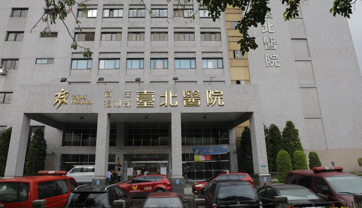 Kondisi gedung sebuah rumah sakit di ibu kota Taiwan, Taipei, setelah insiden kebakaran, Senin (13/8). Api melahap sebanyak tujuh dari sembilan lantai rumah sakit tersebut. (AFP PHOTO / Daniel SHIH)
