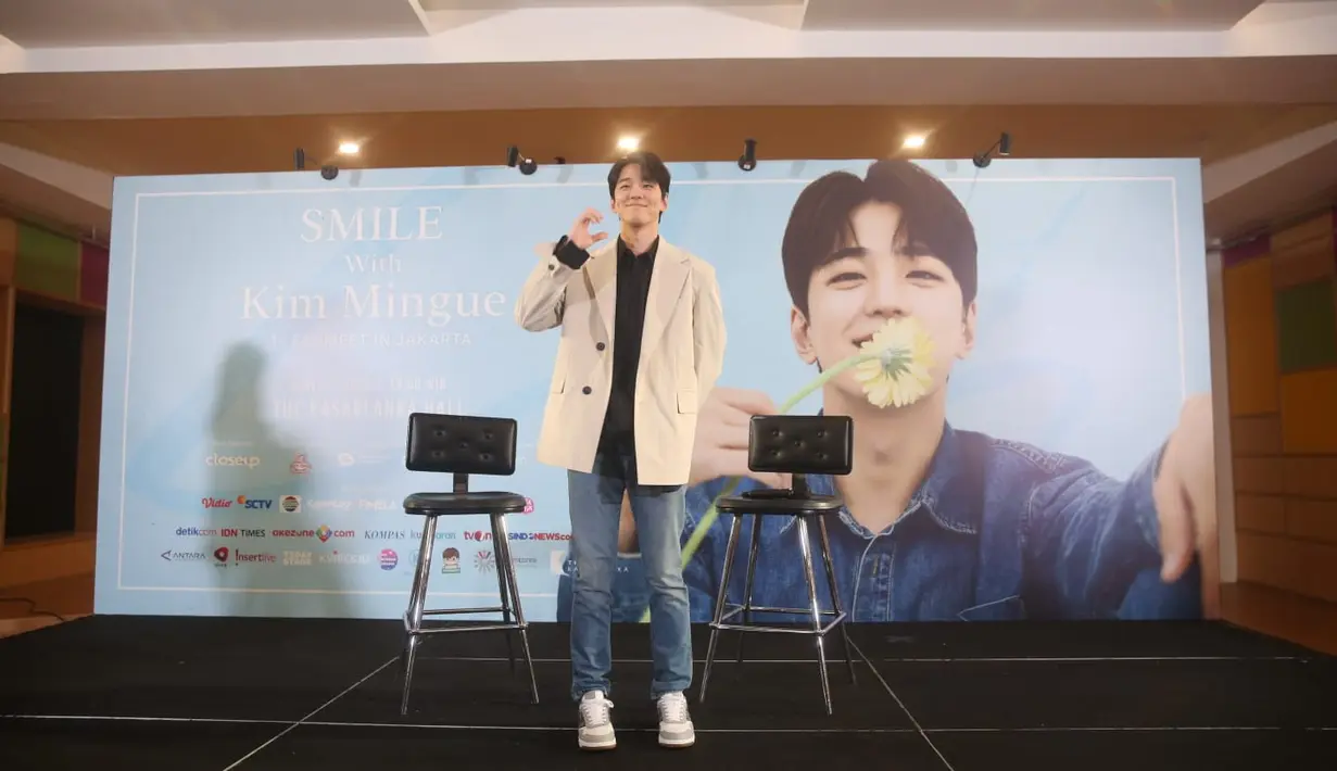 Untuk makan, aku suka makan nasi goreng dan mi goreng. Biasanya pesan daring, mi goreng dan nasi goreng. [FIMELA.COM/Adrian Utama Putra]