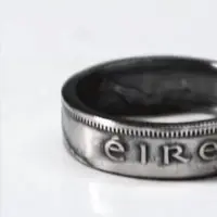 Satu koin Irlandia bisa dibuat menjadi cincin yang mengagumkan bentuknya! (Via: boredpanda.com)
