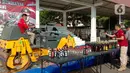 Petugas dengan alat berat menghancurkan botol minuman keras (miras) saat pemusnahan Miras dan barang bukti narkotika di Mapolrestabes Semarang, Jumat (20/12/2019). Pemusnahan barang bukti Narkotika khususnya Sabu dan Minuman Keras hasil penindakan selama setahun terakhir. (Liputan6.com/Gholib)