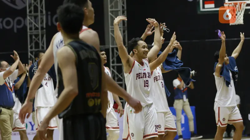 Foto: Comeback di Kuarter keempat, Pelita Jaya Pecundangi West Bandits Solo untuk Sapu Bersih Kemenangan di 4 Laga Awal IBL 2022