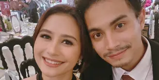 Prilly Latuconsina hadir bersama kekasihnya, Omara. Prilly pun tampil cantik dibalut long dress hitam halteneck blink-blink. Omara pun terlihat rapi dengan setelan jas hitam lengkap mengenakan dasi dan kemeja putih. [@prillylatuconsina96]