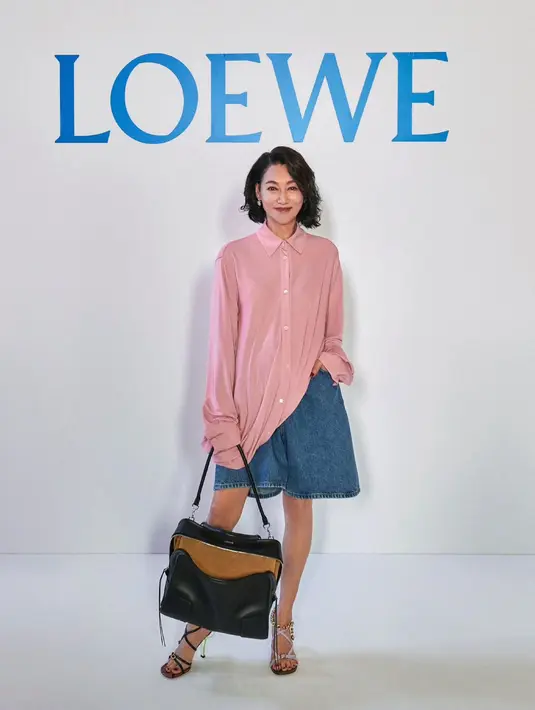 Dari Hong Kong, Kara Wai tampil casual chic dengan paduan shirt oversize dan celana tailored, lengkap dengan aksesori minimalis yang memperkuat kesan elegan tanpa berlebihan.