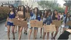 Mereka berdandan seperti pengemis, namun tetap berlihat cantik dan seksi.