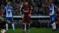 Pemain Barcelona, Lionel Messi mengamati ke bawah pada laga leg pertama perempatfinal Copa del Rey saat melawat ke markas Espanyol di Stadion RCDE, Kamis (18/1). Barcelona menelan kekalahan pertama pada musim 2017-2018 dengan skor 0-1. (AP/Manu Fernandez)
