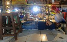 FOTO: Situasi Pasar Senen Sepi Akibat Deflasi, Pedagang Lebih Banyak Tidur