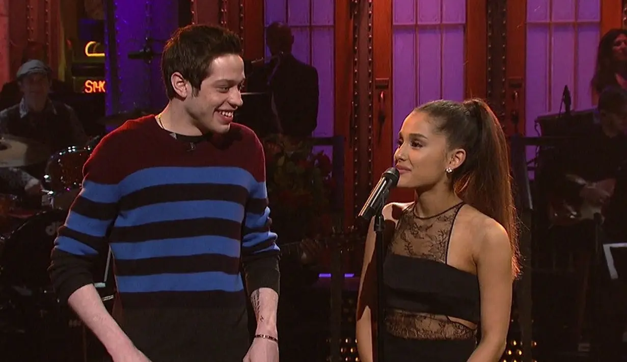 Para teman Ariana Grande pun merasa turut bahagia dengan kabar pertunangan keduanya. (Entertainment Tonight)