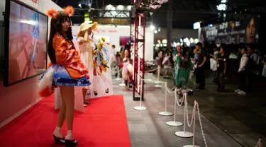 Seorang model mengenakan kostum karakter video game saat gelaran Tokyo Game Show 2018 di Tokyo, Jepang, Jumat (21/9). Salah satu perhelatan gaming terbesar untuk kawasan Asia tersebut diadakan hingga 23 September nanti. (AFP / Martin BUREAU)