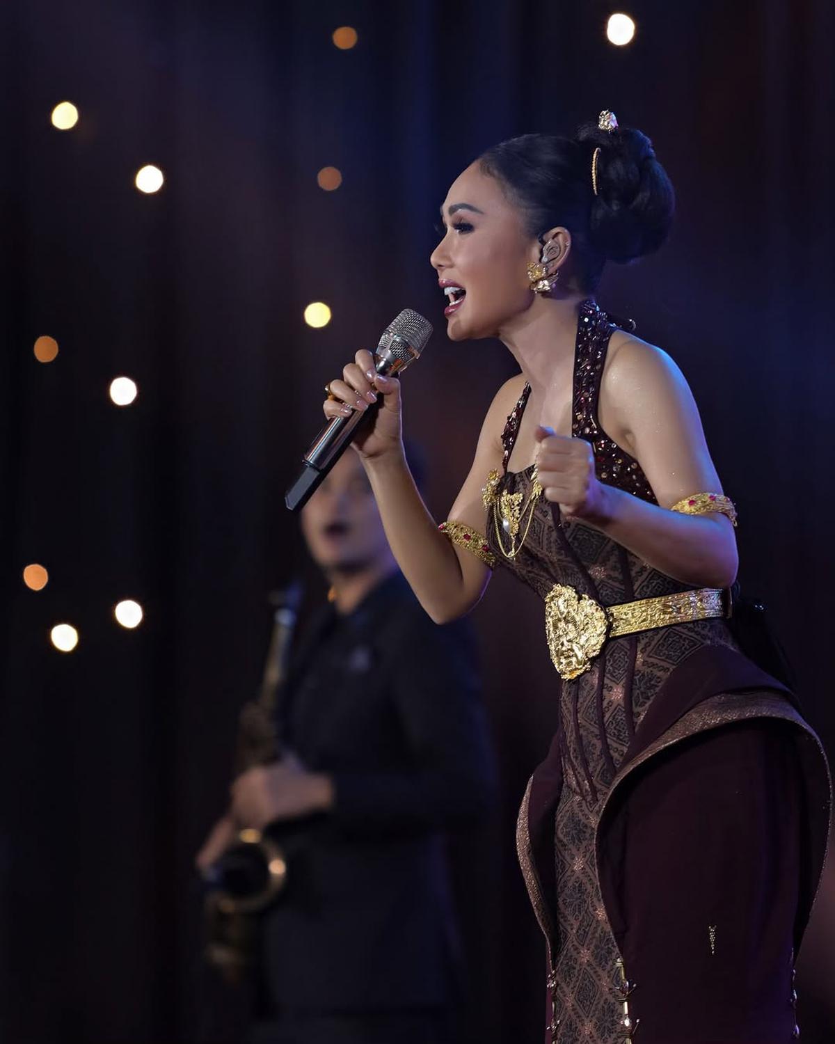 7 Potret Cantik Yuni Shara dengan Kebaya dan Baju Adatnya, Bisa Jadi Inspirasi Tampil Elegan