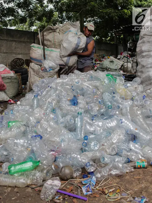 Warga mengumpulkan sampah plastik di permukiman liar di kawasan Bypass, Pramuka, Jakarta Timur, Rabu (21/2). Anggaran pembangunan kantor pemadam kebakaran di lokasi tersebut mencapai Rp 70,7 miliar. (Liputan6.com/Faizal Fanani)