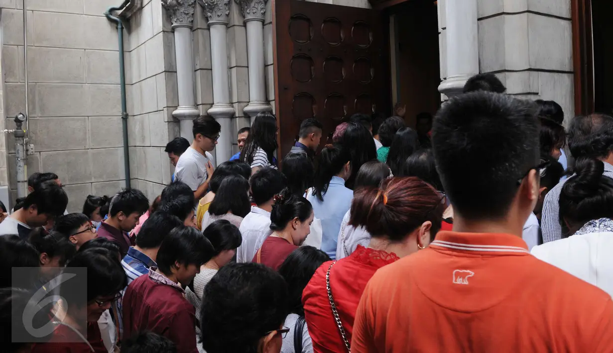 Sejumlah peserta ibadah misa natal mulai memadati Gereja Katedral, Jakarta, Sabtu (24/12) Antusias para peserta misa ibadah natal kali ini diprediksi akan lebih ramai dibanding tahun sebelumnya. (Liputan6.com/Helmi Afandi)