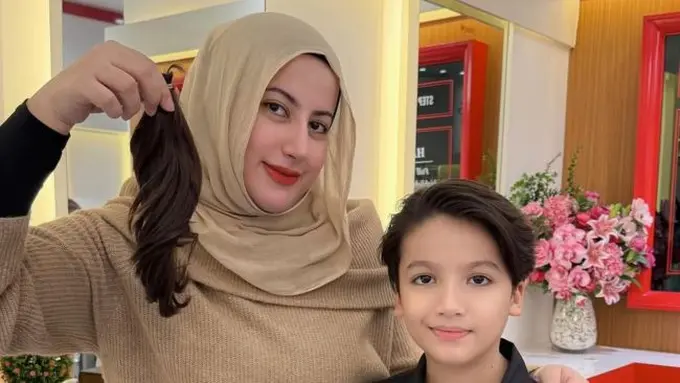 Tasyi Athasyia Bagikan Momen Sang Anak saat Potong Rambut Gondrong. (instagram/tasyiiathasyia)