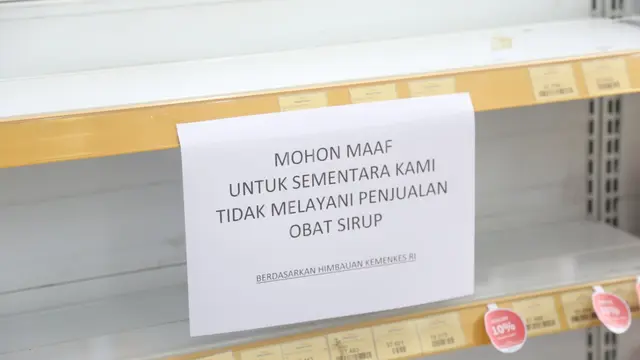 Pengumuman di Rak Apotek Kimia Farma bahwa untuk sementara tidak melayani penjualan obat sirup.