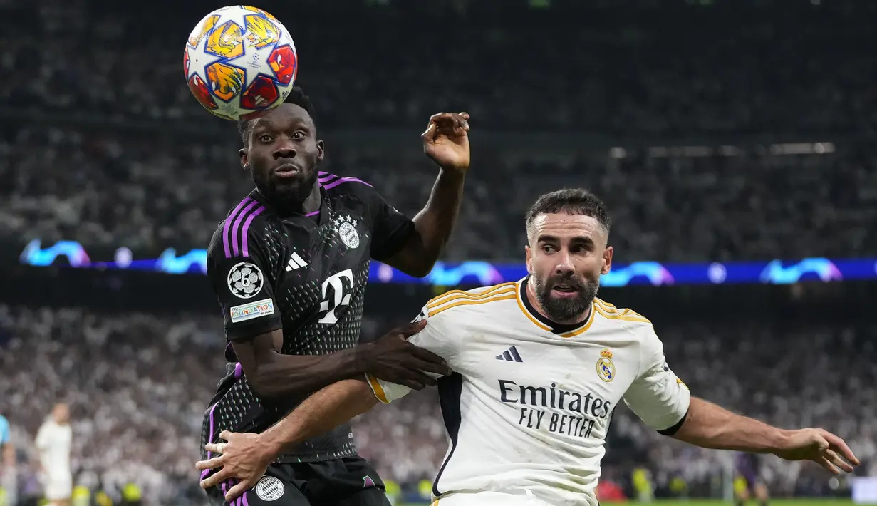 Gelandang Bayern Munchen, Alphonso Davies (kiri) berebut bola dengan bek Real Madrid, Dani Carvajal pada laga leg kedua semifinal Liga Champions 2023/2024 di Santiago Bernabeu Stadium, Madrid, Rabu (8/5/2024). (AP Photo/Manu Fernandez)