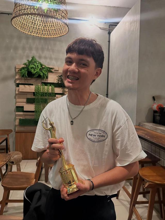 Nyoman Paul Menangi Penghargaan Pendatang Baru Terbaik di AMI Awards 2024 (credit: https://www.instagram.com/manpaularo/).