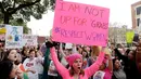 Sejumlah wanita dalam aksi Women's March di Los Angeles, AS, Sabtu (21/1). Aksi ini merupakan aksi protes yang menolak Trump karena kebencian dan rasisme yang selama ini sering dilayangkannya. (AP Photo)