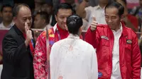 Presiden Indonesia, Joko Widodo, memberi dukungan kepada atlet wushu Indonesia, Lindswell Kwok, saat beraksi pada Asian Games di JIExpo, Jakarta, Senin, (20/8/2018). (Bola.com/Vitalis Yogi Trisna)