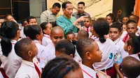 Potret Presiden Jokowi Ketika Diserbu Murid SD dan Ditanya Kenapa Ibu Kota Negara Baru Indonesia atau IKN Harus Pindah ke Kalimantan, Bukan Papua? (Foto: Laily Rachev - Biro Pers Sekretariat Presiden)