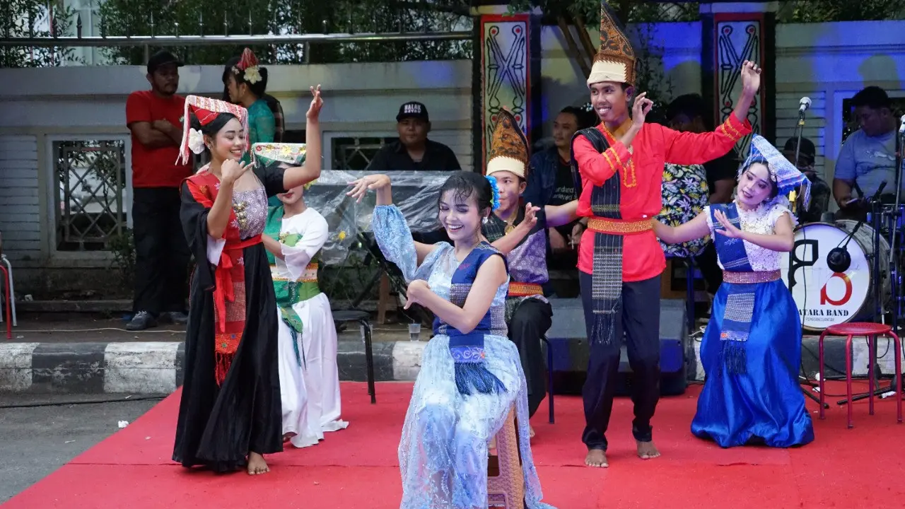 Aksi penari dari Sanggar Tari Sihodadi depan Gedung DPRD Pematangsiantar, Sumatera Utara. (Istimewa).