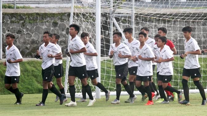 Sesi latihan Timnas Indonesia U-16 di Lapangan UII, Sleman (18/2/2020). (Bola.com/Vincentius Atmaja)