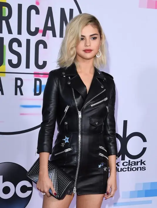 Selain itu, dalam kesempatan tersebut kekasih Justin Bieber ini juga menceritakan soal hubungannya dengan The Weeknd. Ternyata, sampai sekarang mereka masih sahabatan walau sudah putus. (AFP/Mark Ralston)