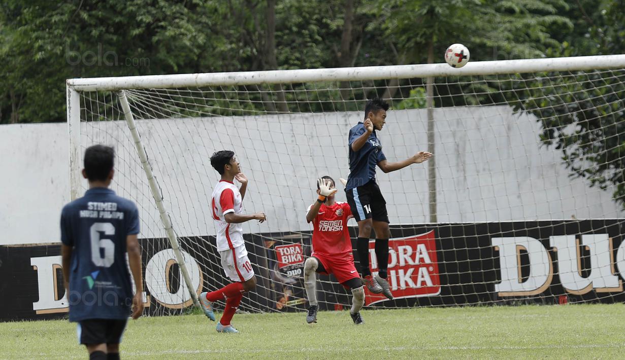 Pemain STIMED Nusa Palapa menghalau bola dengan tandukkan kepalanya saat pertandingan melawan UMM pada laga Torabika Cup 2017 di Stadion Cakrawala, Malang, Rabu (22/11/2017). UMM Imbang 2-2 dengan STIMED Nusa Palapa. (Bola.com/M Iqbal Ichsan)