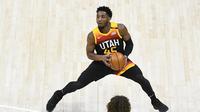 Aksi pemain Utah Jazz, Donovan Mitchell, saat menghadapi Brooklyn Nets pada lanjutan NBA di Vivint Arena, Kamis (25/3/2021) pagi WIB. (AFP/ Allex Goodlett)