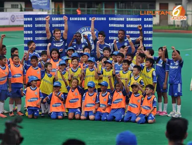 Usai melakukan coaching clinic anak anak peserta pelatihan  singkat tersebut berfoto bersama para idola mereka. (Liputan6.com/ Helmi Fithriansyah)