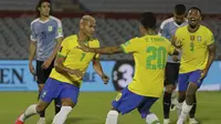 Pemain Brasil, Richarlison, merayakan gol yang dicetaknya ke gawang Uruguay bersama Roberto Firmino dan Gabriel Jesus. Brasil menang 2-0 atas Uruguay dalam Kualifikasi Piala Dunia 2022 zona Amerika Selatan, di Centenario Stadium, Montevideo, Rabu (18/11/2020) pagi WIB. (RAUL MARTINEZ / POOL / AFP)