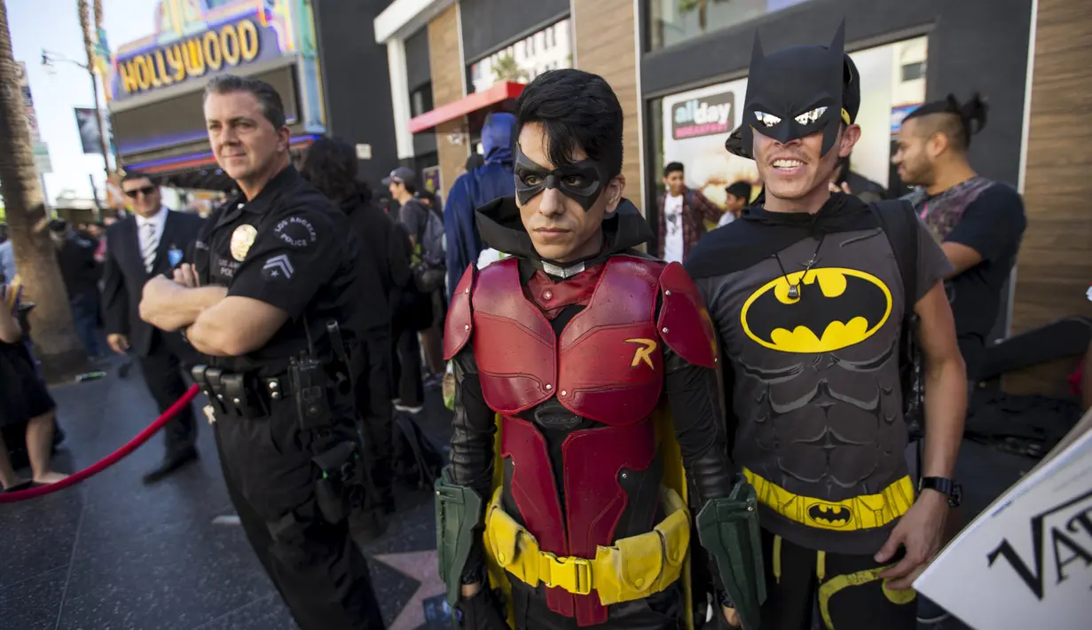 Sejumlah pengunjung memakai kostum Batman dan Robin saat menghadiri upacara penghargaan kepada Bob Kane di Walk of Fame, Los Angeles, California, Rabu (21/10/2015). Nama Bob Kane nantinya akan terpampang di Walk Of fame. (REUTERS/Mario Anzuoni)