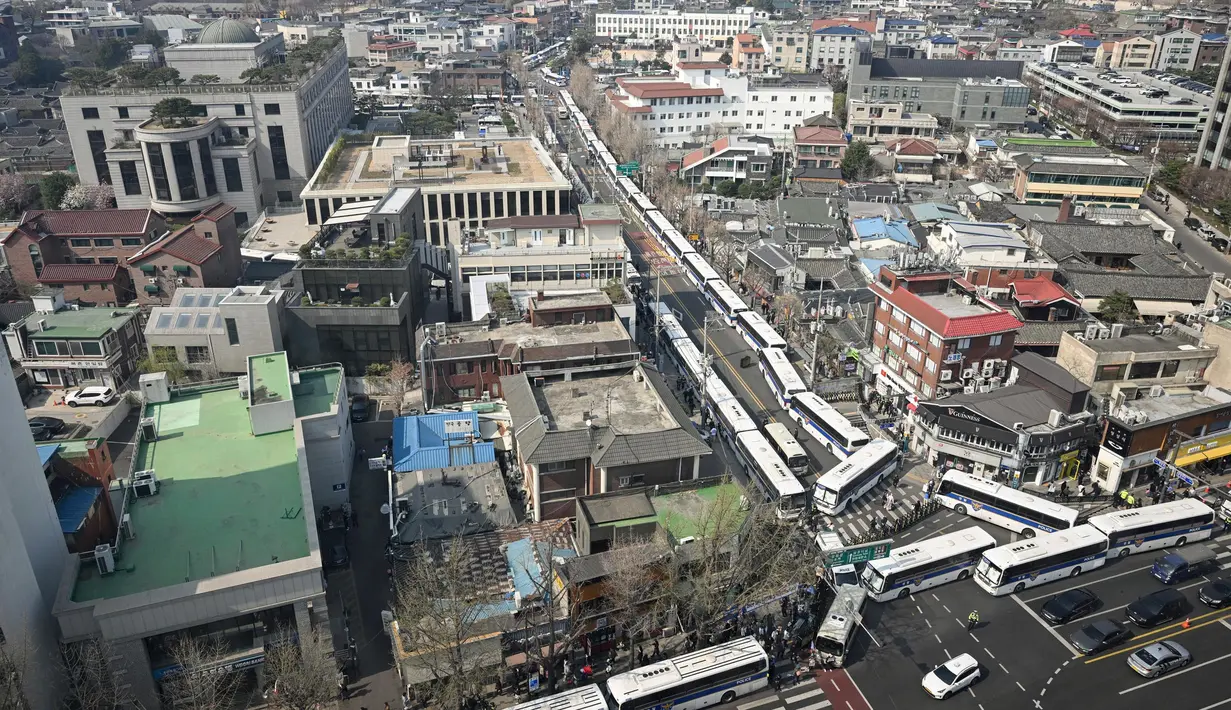 Deretan bus polisi terlihat diparkir untuk memblokir jalan di Seoul pada tanggal 1 April 2025 di depan Mahkamah Konstitusi Korea Selatan. (JUNG YEON-JE/AFP)