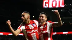 Atletico Madrid merekrut Matheus Cunha (kiri) pada musim panas 2021 lalu meski memiliki penyerang tajam seperti Luis Suarez dan Joao Felix. Ia direkrut dari  Hertha Berlin seharga 26 juta euro. Namun, penampilan pemuda 22 tahun tersebut belum maksimal. Pada musim ini, Cunha baru mencetak 5 gol dan 5 assist dari 24 pertandingan di Liga Spanyol. (AFP/Oscar Del Pozo)