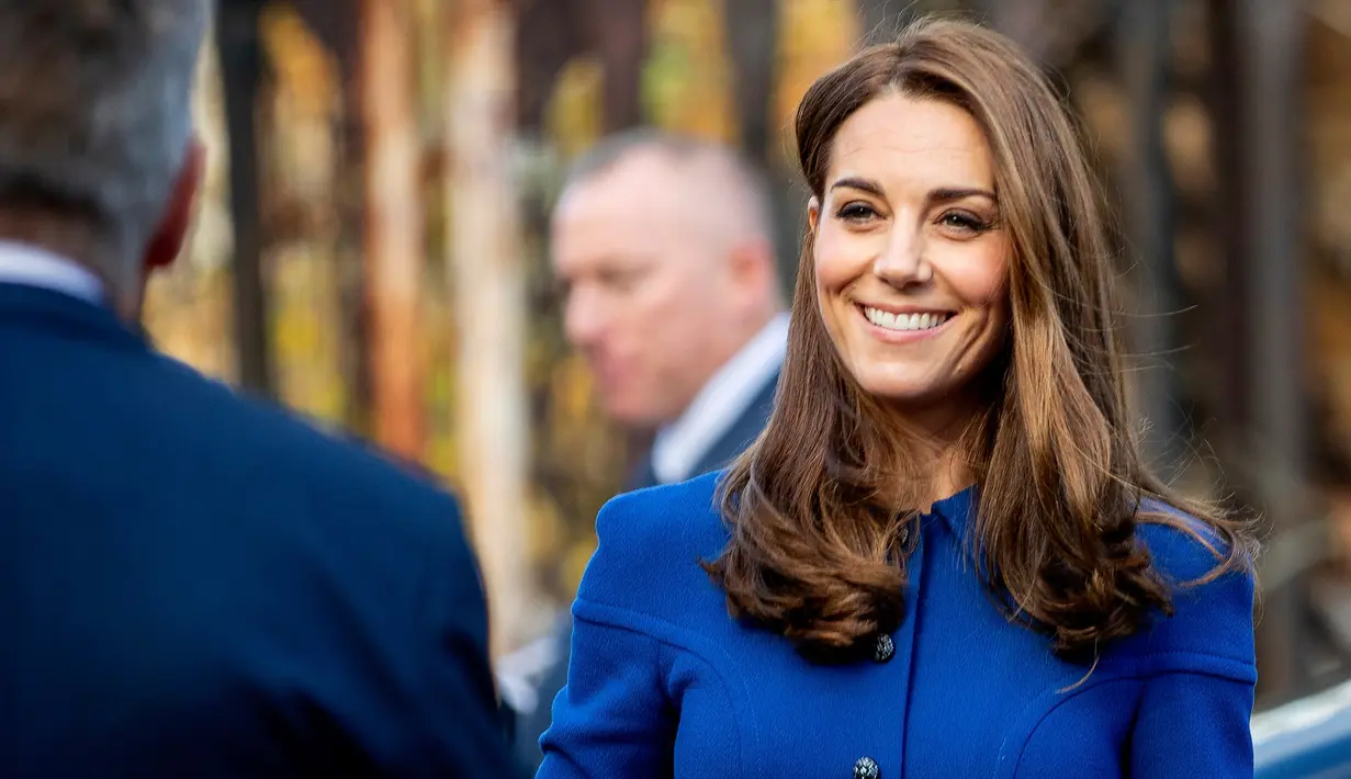 Kate Middleton tiba untuk mengunjungi Centrepoint, badan amal yang membantu tunawisma, di Barnsley, Inggris, Rabu (14/11). Ditemani Pangeran William, Kate tampil sederhana dengan rambutnya yang dibiarkan terurai. (Charlotte Graham/Pool via AP)