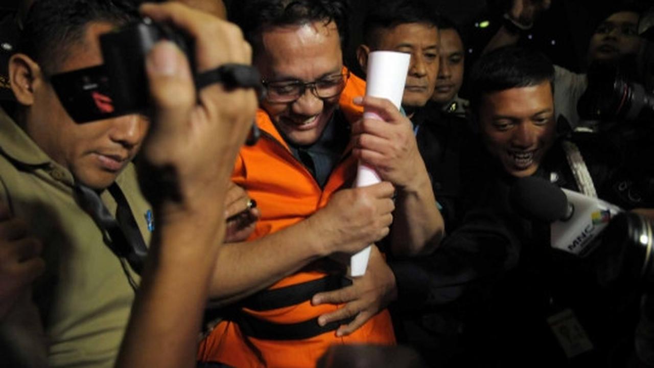 Raut malu 3 tersangka suap Bank Banten pakai rompi tahanan KPK