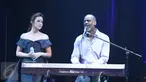 Kolaborasi dua solois bersuara emas, Brian McKnight dan Raisa dalam gelaran konser "The 90s Soul Ace" di kawasan Kasablanka, Jakarta, Kamis (8/12). Keduanya menyanyikan One Last Cry, lagu Brian yang hit di dunia tahun 1992. (Liputan6.com/Herman Zakharia)