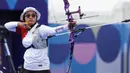 <p>Atlet panahan putri Indonesia, Diananda Choirunisa melepaskan anak panah saat menghadapi wakil Prancis, Lisa Barbelin pada babak perempatfinal nomor individual putri cabor panahan Olimpiade Paris 2024 di Les Invalides Arena, Paris, Sabtu (3/8/2024). Diananda Choirunisa kalah 5-6. (Dok.NOC Indonesia/Naif Muhammad Al'as)</p>