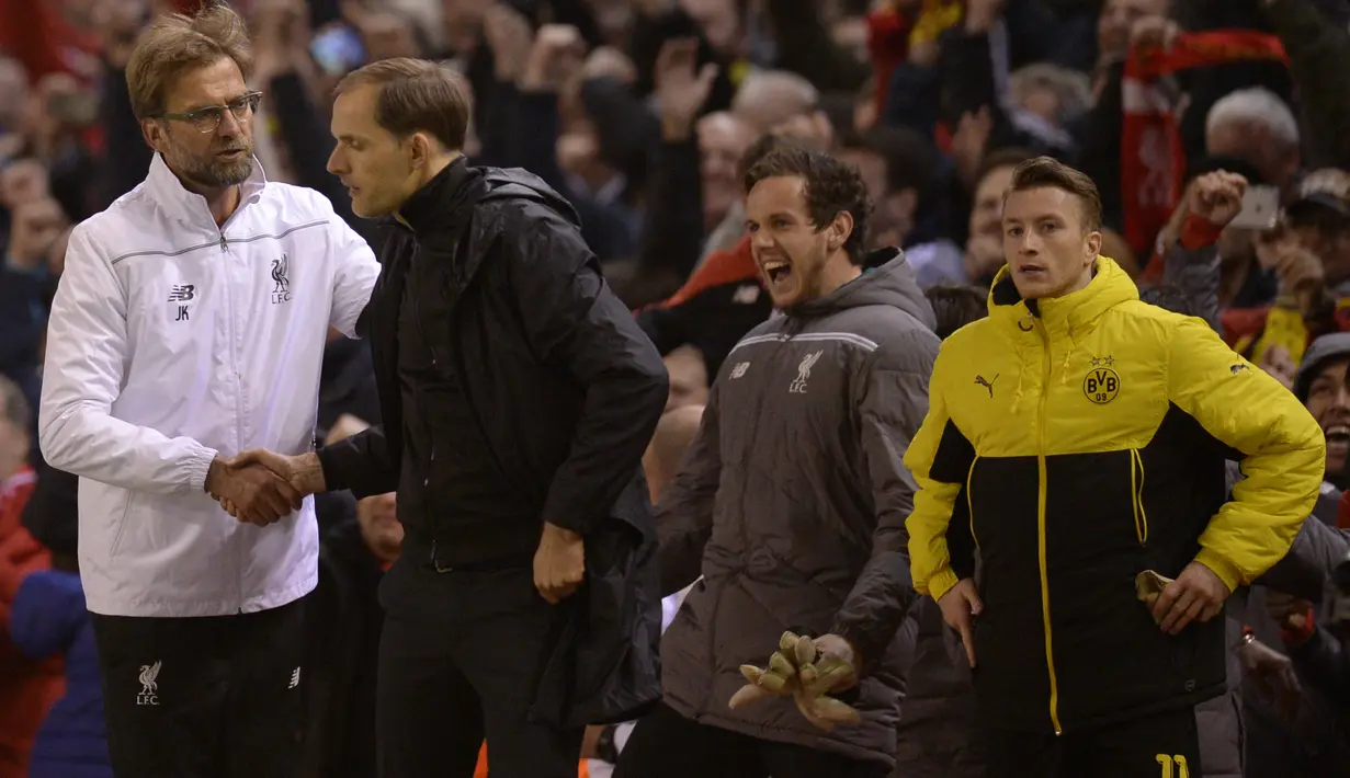 Pelatih Liverpool, Juergen Klopp (kiri) bersalaman dengan Pelatih Borussia Dortmund, Thomas Thucel usai pertandingan perempat final UEFA Europa League antara Liverpool lawan Borussia Dortmund di stadion Anfield, Inggris, (14/4) .( OLI SCARFF / AFP)