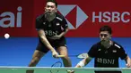 Ganda putra Indonesia Fajar Alfian (kiri) dan Muhammad Rian Ardianto mengembalikan kok ke arah pasangan Chinese Taipei Lee Yang dan Wang Chi-lin pada semifinal Japan Open 2023 di Tokyo, Sabtu (29/7/2023). (Photo by Toshifumi KITAMURA / AFP)